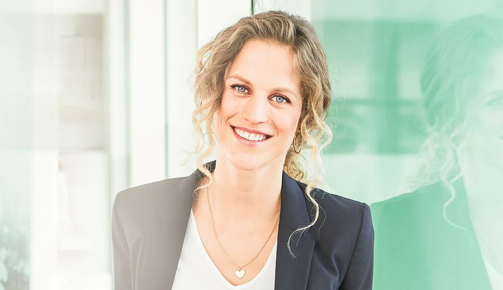 Dame vor Glasschiebetür